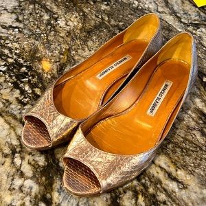 Open toe rose gold Manolo Blahnik’s. Size 38. Worn but still classic!